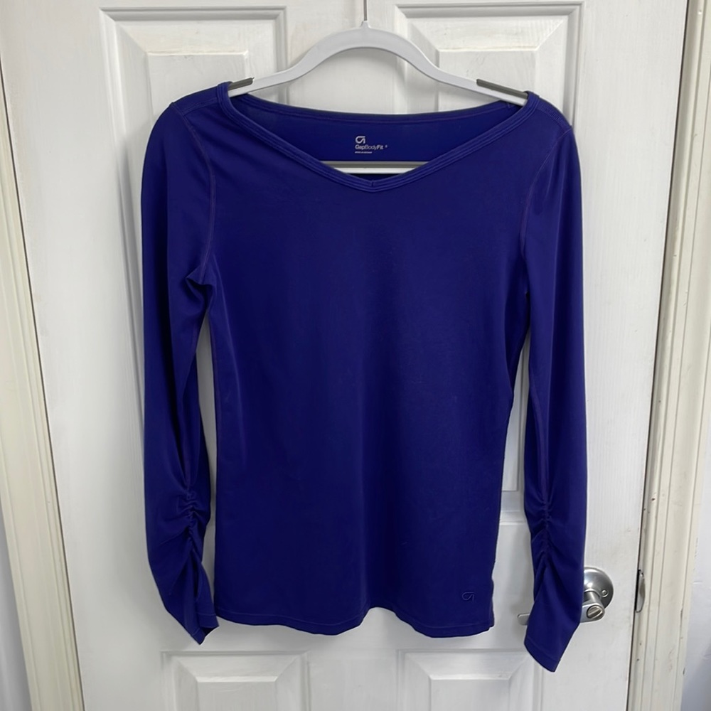 Long sleeve purple color v-neck from gap size small